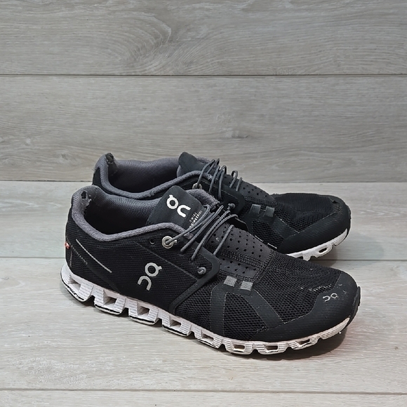 On Running Cloud Women Black& White Sneakers Atjletic Running Sz 8.5 - Picture 1 of 11